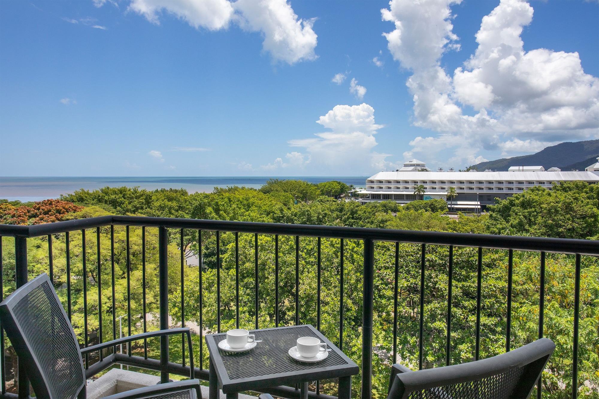 Mantra Esplanade Hotel Cairns Exterior photo